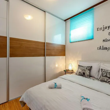 Lovely Apartment In Crikvenica With Roofed Terrace, Cleaning Included Apartment *