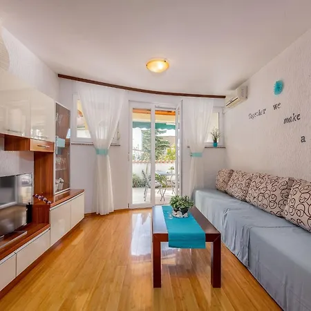 Apartment Lovely Apartment In Crikvenica With Roofed Terrace, Cleaning Included